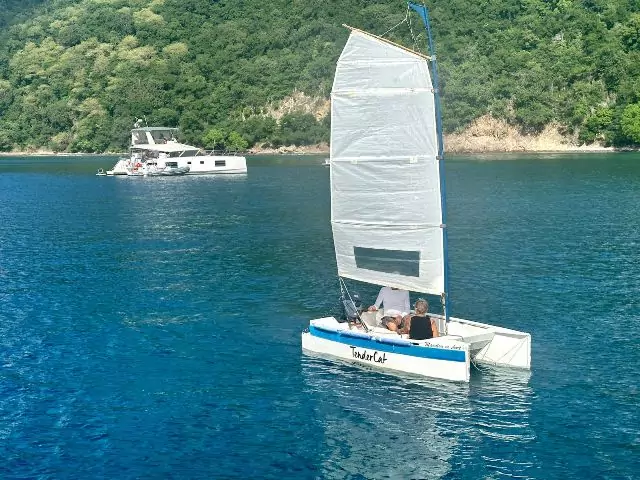 TenderCat TC33 sous voile